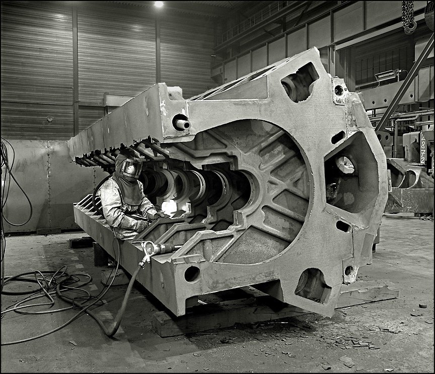 SIEMPELKAMP GIESSEREI, KREFELD, Foundry, Putzer im Motorblock, Grinder in an engine block.